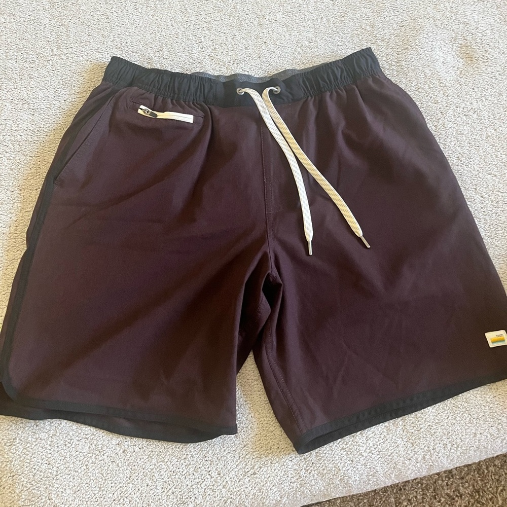 Like new mens Vuori “banks” shorts in plum / black